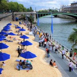Où trouver les plages éphémères et les transats au soleil à Paris?