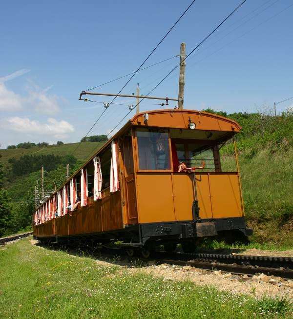 le-petit-train-jaune-de-la-rhune-sare