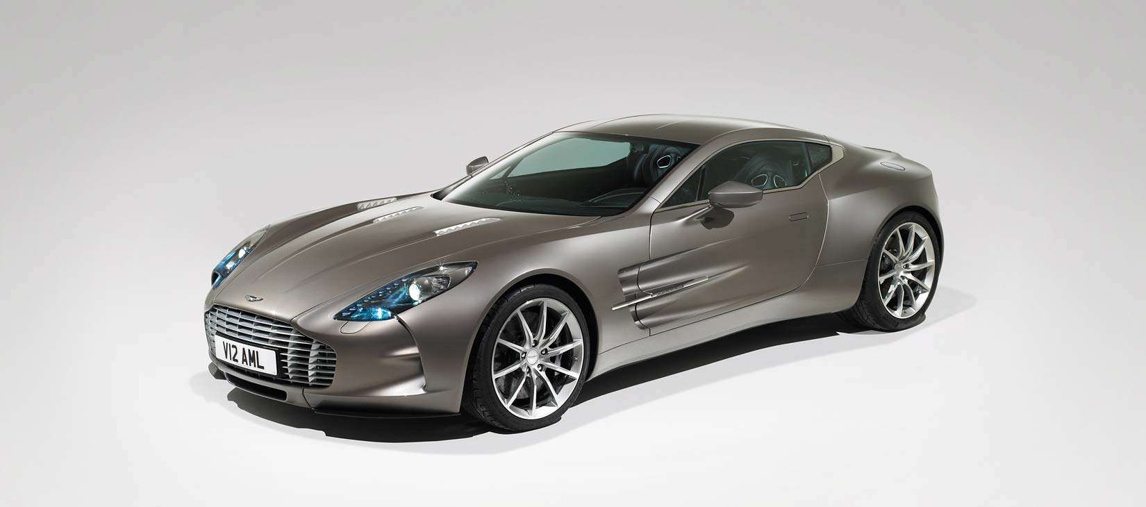 rga_astonmartin_brochureimage_one-77